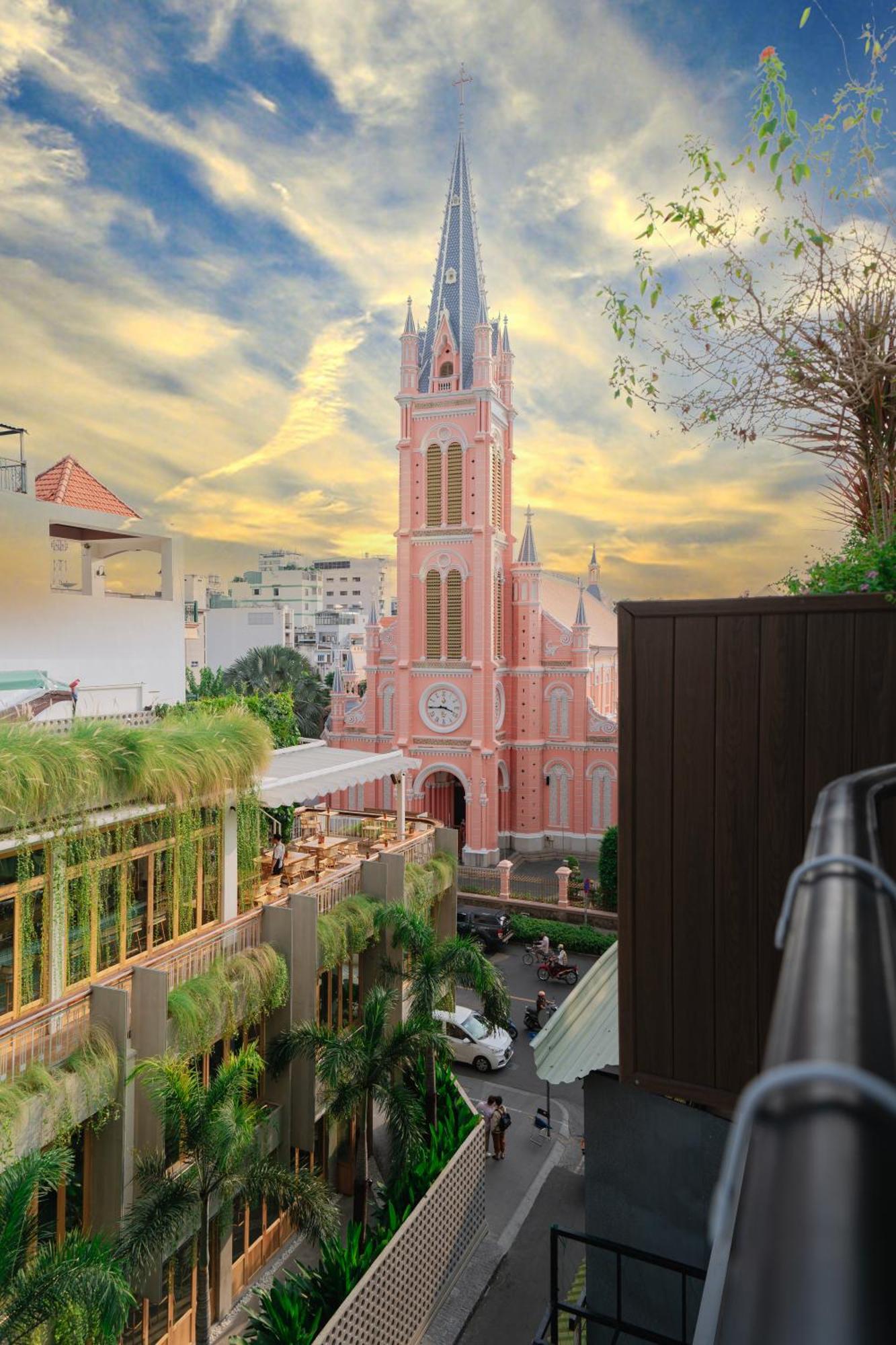 The Nguyens - Pink Church View * TP. Hồ Chí Minh